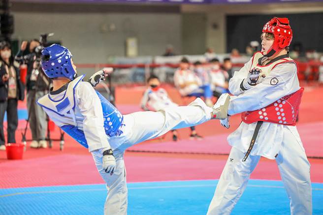 全中运跆拳道国中组对打完成3天赛程， 桃园平镇国中拿下7个奖牌是最大赢家。（罗浚滨摄）