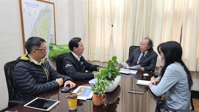 金门县长陈福海(左二)亲赴行政院拜会政委张景森(右二)，争取中央建设预算平衡城乡发展。(图／金门县政府提供)