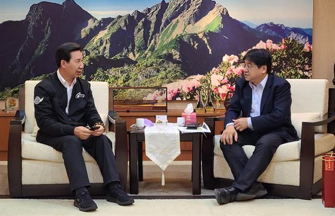 金门县长陈福海(左)与内政部营建署长吴欣修(右)商谈有关太武山海印寺周边风貌之规画。(图／金门县政府提供)