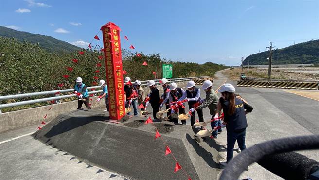 知本温泉区龙马大道今天开工。（蔡旻妤摄）