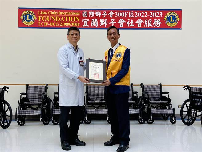 阳明附设医院院长杨纯豪（左）回赠感谢状及免费健康检查贵宾卡给与宜兰狮子会会长许兰群（右），以感谢狮子会的爱心。（吴佩蓉摄）