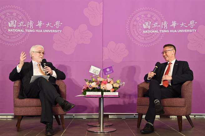 清大校长高为元（右）与伊利诺大学系统总校长柯霖（左）就「全球高教机会与挑战」主题展开对谈。
