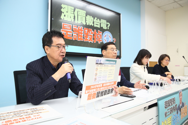 國民黨立委費鴻泰（左起）、曾銘宗、謝衣鳳與吳怡玎15日召開「漲價救台電？ 是誰毀掉台電？」記者會，質疑民進黨2025非核家園錯誤能源政策，造成台電嚴重虧損。（張鎧乙攝）