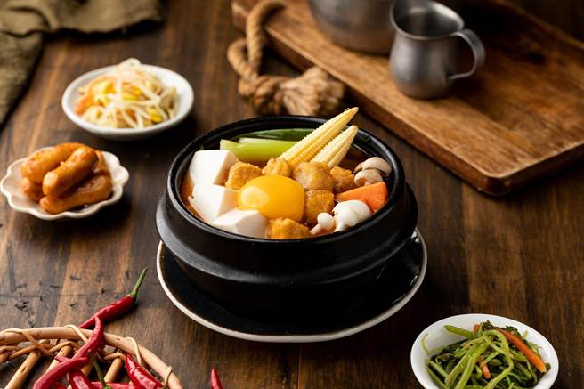 涓豆腐「植感炸鸡鲜菇嫩豆腐煲」338元。（豆府餐饮集团提供）