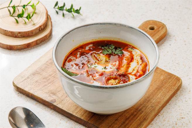 一植肉与小小树食合作推「椰香柠檬鱼汤」。（一植肉提供）