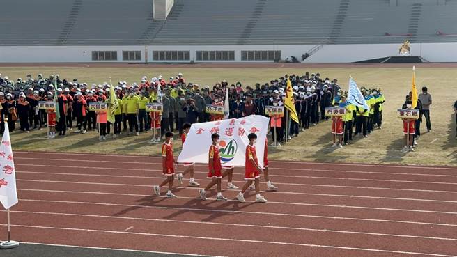 2023嘉义全县运动会开幕典礼，四名参赛者手举会旗进场。 （邱显诚 摄）