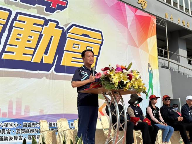 嘉义县长翁章梁（中），主持全县运动会开幕仪式。（邱显诚 摄）