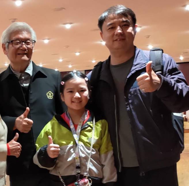 李任悦（中）和父亲李黎怿（右）、前体育署副署长彭臺临（右）合照。（中华民国大师运动协会提供）