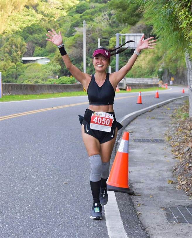 小娴经过教练的训练下，渐渐对跑步产生兴趣。（摘自脸书）