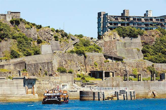 「军舰岛」位于长崎港西南，正式名称为端岛，因形似军舰而俗称「军舰岛」；1890年被日本三菱重工公司买下，当时大量来自朝鲜半岛、中国劳工被强徵至此採煤。（新华社）