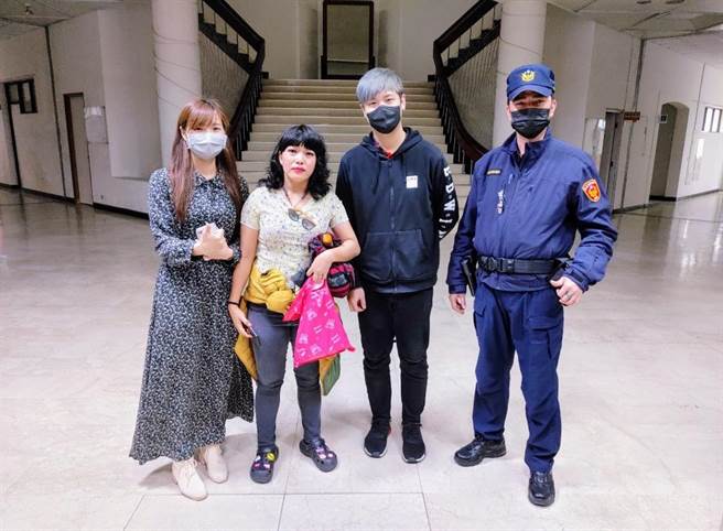 ▲基隆市警察局外事科警员张雯琦（左一）与没有搭上邮轮的船员BIKU（左二）合影，B女非常感谢基隆警察的暖心协助。（基隆市警局提供／徐佑升基隆传真）