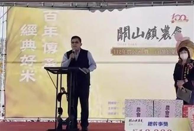 前台东县政府建设处长许瑞贵（左）今天公开宣布参选立委。（读者提供／蔡旻妤台东传真）