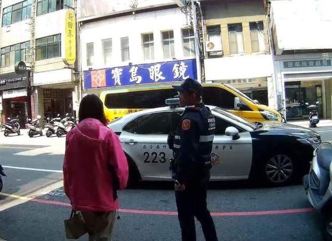 竹南警分局竹南所员警1天3次劝阻妇人匯款受骗。（竹南警分局提供／谢明俊苗栗传真）