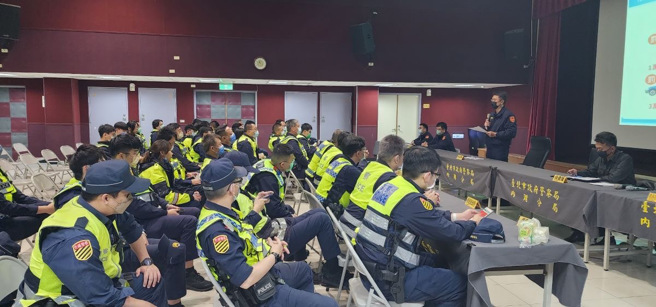 內湖分局分局長涂國卿(站立者)主持威力掃蕩勤教情形。（翻攝照片／林郁平台北傳真）