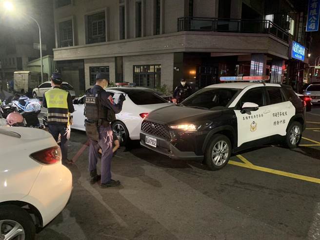 吴姓驾驶见到警车后却脚踩油门倒车准备离去，直接撞上后方警车。（翻摄照片／高雄洪靖宜传真）