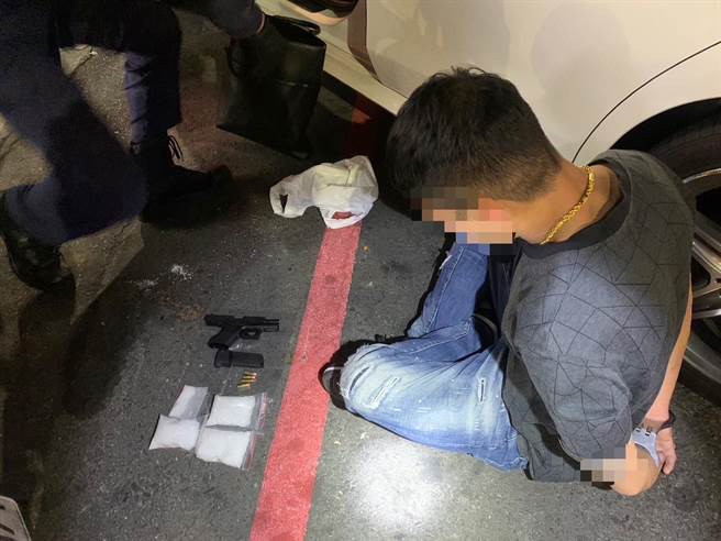警方于车上查出枪及毒品。（翻摄照片／高雄洪靖宜传真）