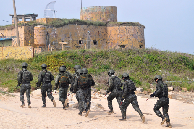 示意图。图为金防部两栖侦察营进行敌后渗透、破坏操演。（资料照,李金生摄）