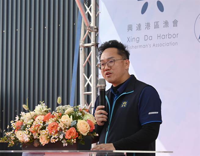 高雄兴达港区渔会总干事郭展豪15日上午在致词时感谢农委会、渔业署与高雄市政府等单位对渔民的协助，让白带鱼可以输往日本。（林瑞益摄）