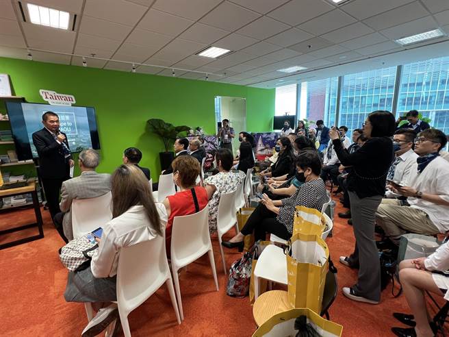 苗栗县长锺东锦（左站立者）向新加坡各界代表推荐苗栗观光。（苗栗县政府提供／李京升苗栗传真）
