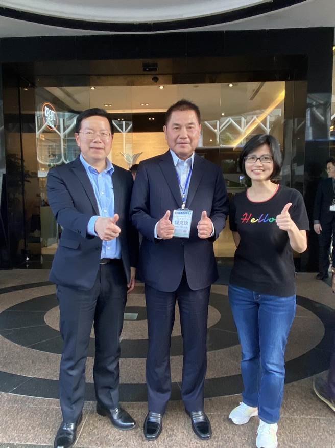 苗栗县长锺东锦带领文化观光局长林彦甫（左）、教育处长叶芯慧（右）等人前往新加坡考察教育、观光。（苗栗县政府提供／李京升苗栗传真）