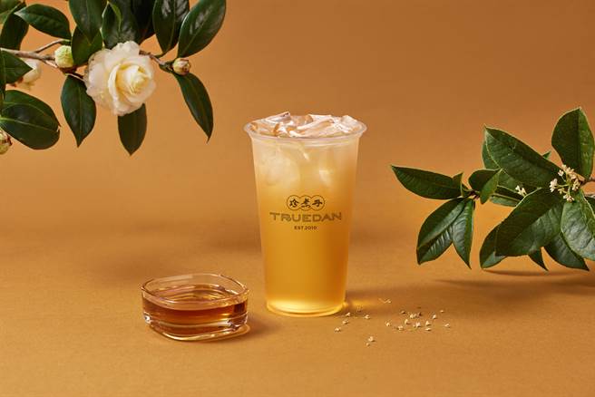 珍煮丹推四款山茶花融合蜂蜜饮品，其中「山茶花採蜜 青茶」45元起。（珍煮丹提供）