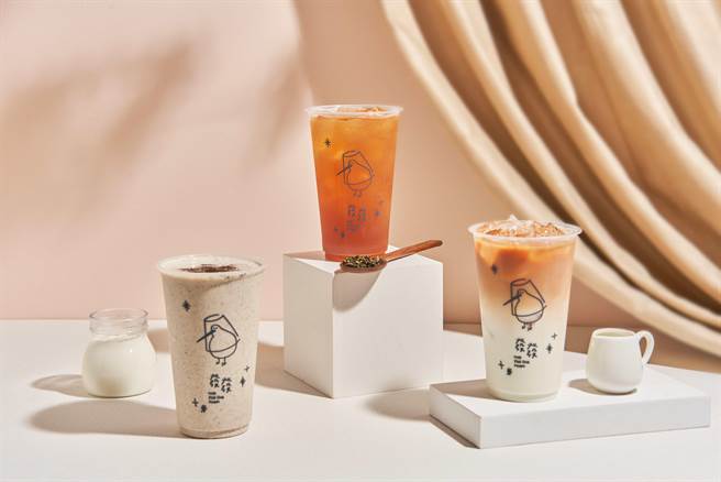 发发3月新品包括復刻红茶优格(左起)、发发復刻红茶、復刻红鲜奶茶，35元起。（发发提供）