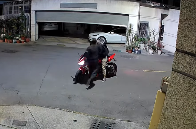 重机声太吵扰邻！邻居阿伯爆气「巴蕊」，男大生讨拍惨遭网出征。(翻摄脸书爆料公社)