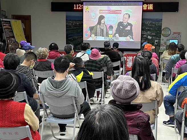 现场播放警政署长黄明昭录制的「阿昭署长系列防诈宣导」影片加强宣导。(图／金门县警局提供)