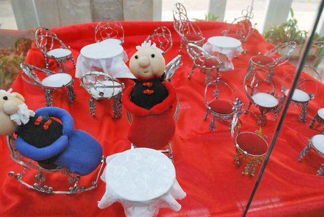 大甲区公所调解委员周素兰，酷爱艺术创作及环保，早期以铝罐剪出不少迷你作品。(民眾提供)