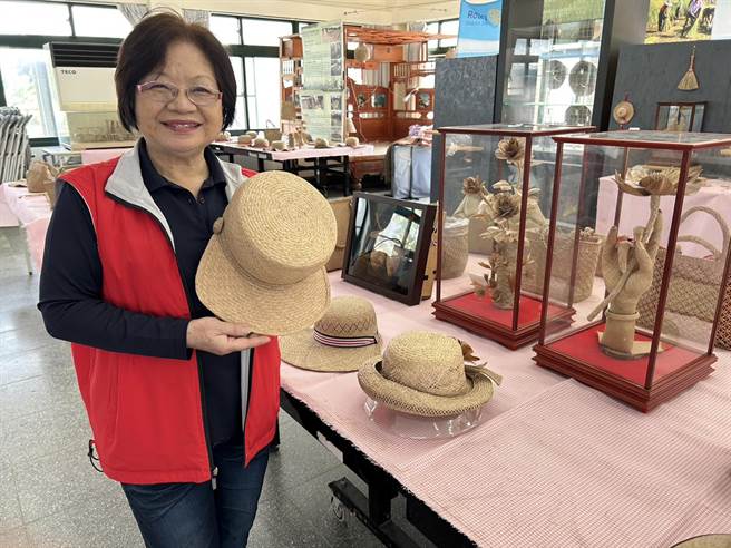 周素兰的蔺草编织作品存放在西岐活动中心，吸引喜欢蔺草编织的民眾前往观赏。(民眾提供)