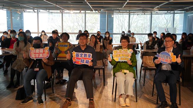 新北市经发局今日携手青年局，办理少年头家讲座，邀请20岁创业的社子王创意有限公司负责人王昱森分享成功秘诀。（蔡雯如摄）