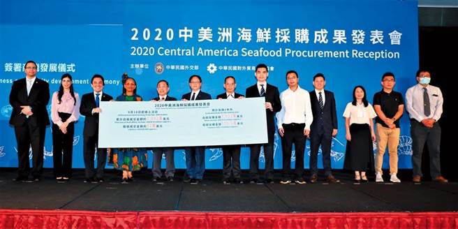近16年的台宏自由贸易协定（FTA）随着两国关系生变也拉警报，经济部指宏都拉斯的白虾去年占我自该国进守总额83％，但我估出口该国比重仅为整体贸易额0.01％，终止影响有限。图为2020年外贸协会受外交部委托，办理中美洲海鲜採购成果发表会。(资料照)