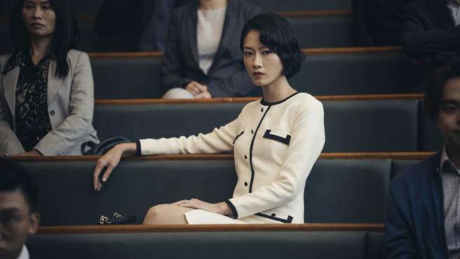 廖子妤飾演家族權傾一時、目中無人的富豪女。（華映提供）