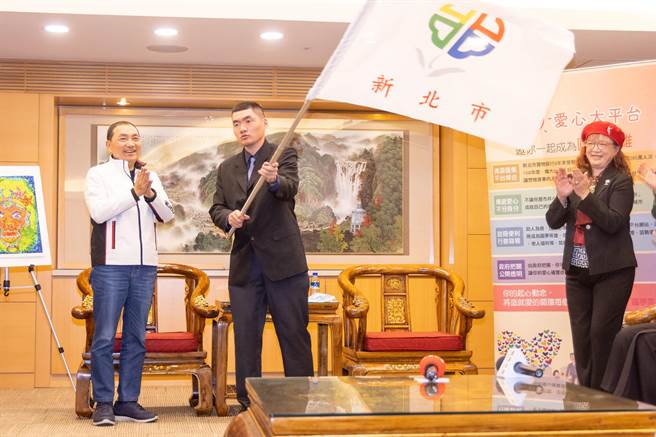 新北市身心障碍青年获邀于3月20日至美国德州达拉斯进行为期3周的艺术文化交流，新北市长侯友宜授旗勉励。（陈慰慈摄）