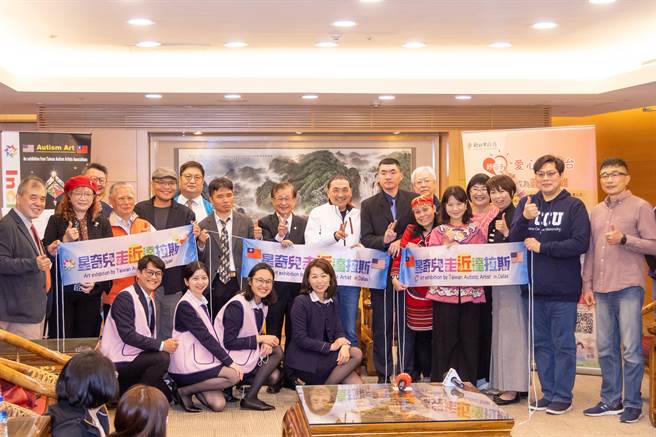 新北市身心障碍青年获邀于3月20日至美国德州达拉斯进行为期3周的艺术文化交流，新北市长侯友宜授旗勉励。（陈慰慈摄）