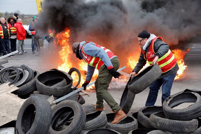 随着法案在国会进入最后阶段，工会准备再度施压政府和国会议员，要他们放弃这项将退休年龄从62岁提高到64岁的法案。(图/路透社)
