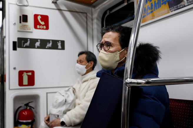 韩国防疫当局今年1月宣布逐步松绑室内戴口罩规定，目前仅在搭乘大眾交通工具，以及出入医疗机构、药局、设于大型公共场所内的开放式药局、疗养机构等高感染风险设施时应戴口罩。(图/路透社)