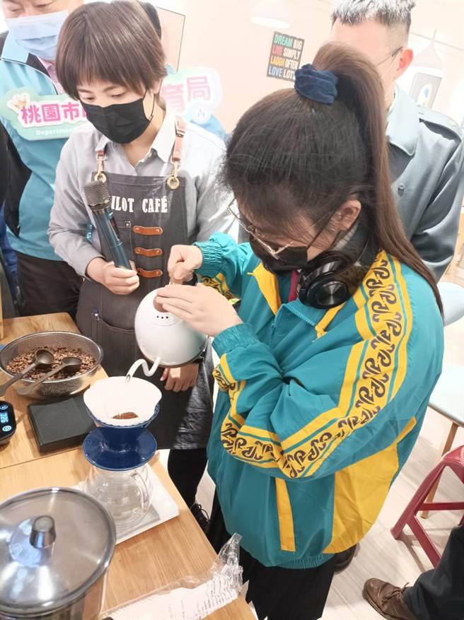 学生参加「精湛技艺、咖啡达人」活动。（桃园市教育局提供／陈梦茹桃园传真）