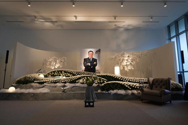 （「殡葬天王」龙巖集团创办人暨总裁李世聪上周辞世，龙巖汐止大楼设置完成吊唁会场，并开放亲友前来话别，龙巖董事长Kelly Lee亲手设计，连李世聪生前最爱的私人专机，其模型也进驻现场，陪着李世聪走完最后一程。图／业者提供）