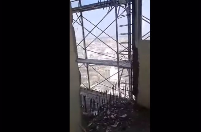 桃園市中壢區中興巷公辦都更社宅未按圖施工，15至20樓未依「落物曲線」內縮60公分，如今15樓以上外牆全要「砍掉重練」。(翻拍自影片)