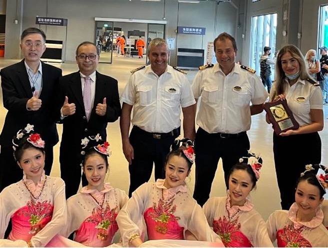 ▲基隆港务分公司高级研究员林健明(左二) 于西三旅客中心致赠地中海诗歌号船长Sarcinella Pietro(左三)首航纪念牌（臺湾港务公司提供／徐佑升基隆传真）