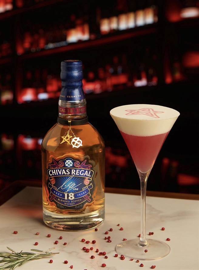 高雄福华大饭店5楼「七贤吧」，以时尚英伦风着名，携手威士忌王子- Chivas Regal起瓦士品牌在3月15日至3月19日推出期间限定LISA款调酒。（业者提供）★《中时新闻网》关心您：饮酒过量，有碍健康。酒后不开车，安全有保障！