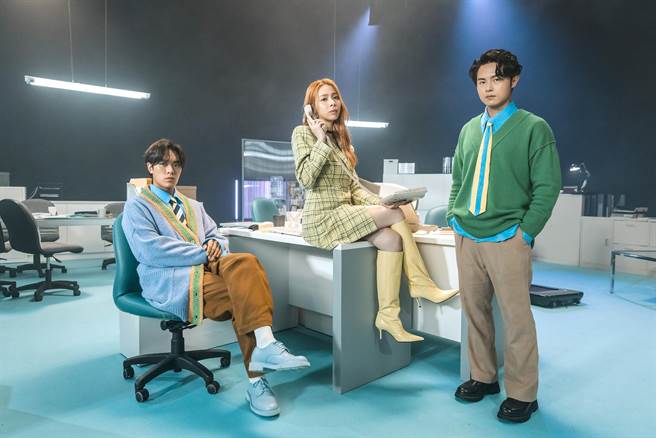 告五人在〈你所到之处（就下雨）〉MV中穿起正装变身职场小资男女。（相信音乐提供）