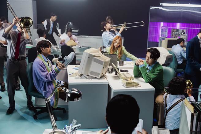 告五人在MV中沉浸在自我情绪之中。（相信音乐提供）