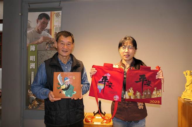 云林县北港工艺坊整修前策展，由陈明洲（左）、周秀惠（右）2工艺师献艺。（张朝欣摄）