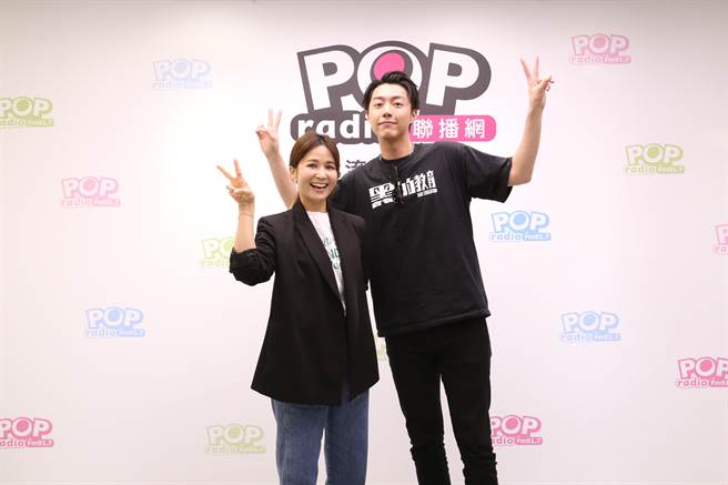 吳怡霈(左)專訪蔡凡熙聊到學生時期的荒唐行為，現在回想都不敢相信。（POP Radio提供）