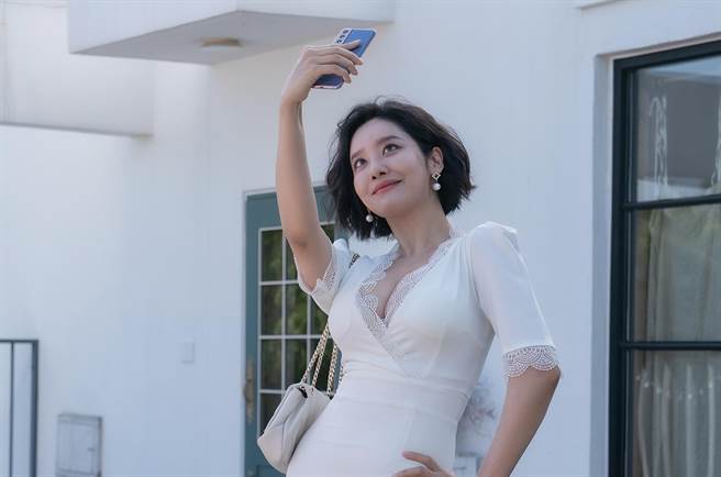 车珠英在剧中饰演「大奶空姐」崔惠程。（Netflix提供）