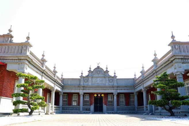 第3代传人张博程斥资近500万依传统工法修整「旭升居」后，近日与好友前乡长林宏村等人成立「屏东县南州乡古厝雅集文化协会」，计画将百年古厝打造成地方艺文平台。（谢佳潾摄）