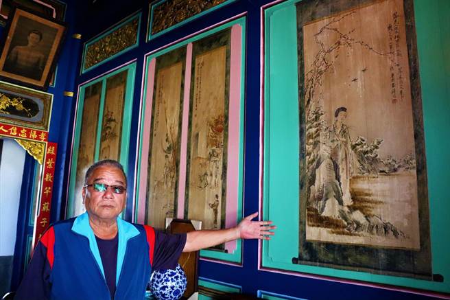 曾获选台湾歷史建筑百景的「张家旭升居」，歷经百年洗礼后仍令人惊艳，屋内数幅国宝级画师陈玉峰所绘的水墨画保存状况超良好。（谢佳潾摄）