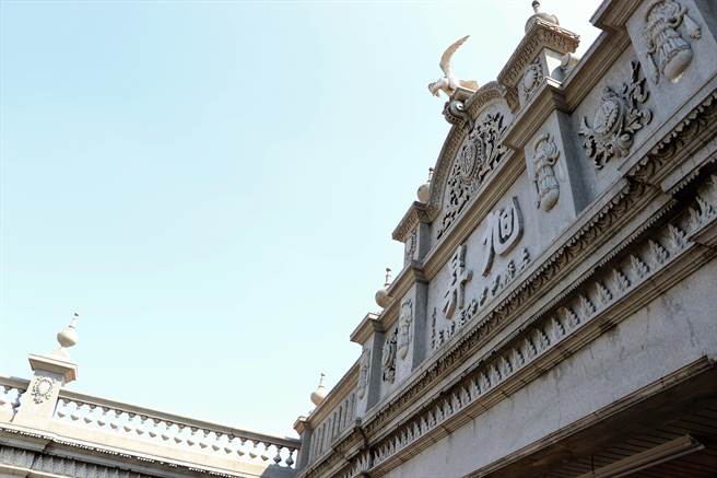 曾获选台湾歷史建筑百景的「张家旭升居」，歷经百年洗礼后仍令人惊艳，巴洛克风格加上闽式红砖建筑设计吸睛。（谢佳潾摄）